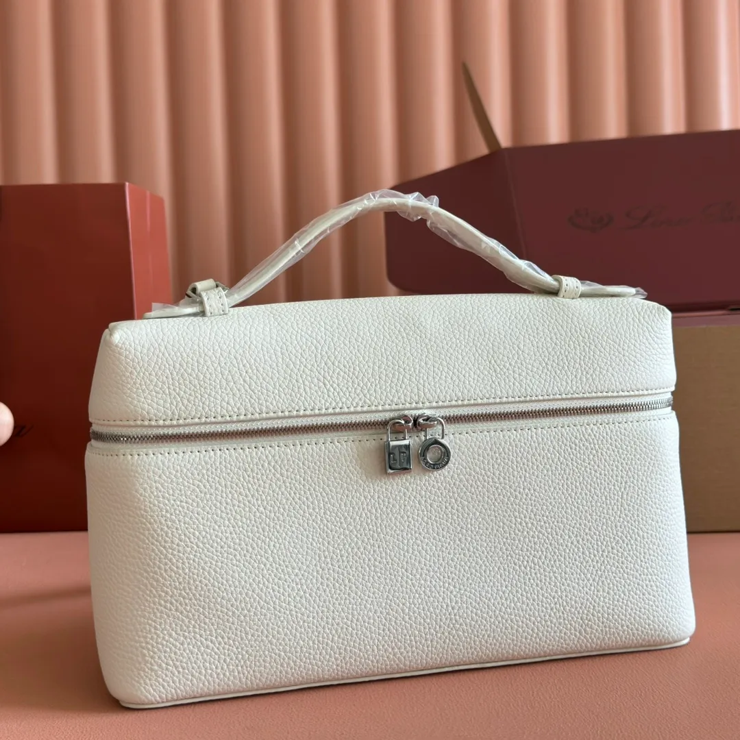 p1280💋💋💋【Original leather all-steel configuration counter complete package】𝐋𝐨𝐫𝐨 𝐏𝐢𝐚𝐧@ Extra pocket L27 series handbag/crossbody bag The most comfortable life is when it is not defined, just like loro The material design of pian@ does not require complicated design styles. The simple and soft outline is elegant and durable, like an exquisite cosmetic case, which perfectly balances appearance and functionality. The leather is delicate and feels as soft as butter. The small bag has a large capacity. It is not only portable with a thin shoulder strap, but can also be worn cross-body. Sisters who have a special liking for minimalist style can buy it. It is simple and versatile. The simpler, the more different. Stars and Instagram celebrities are all planting it. There are two sizes of 19 cm and 27 cm. One is exquisite and casual, and the other is elegant and grand. Dimensions: length 27×width 10×height 16cm (with shoulder strap)